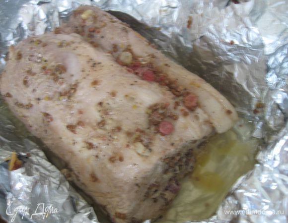 Дать постоять  1,5 – 2 часа. Завернуть в фольгу и поставить в разогретую до 200 градусов духовку на 1ч.45мин. Вынуть, развернуть фольгу.
