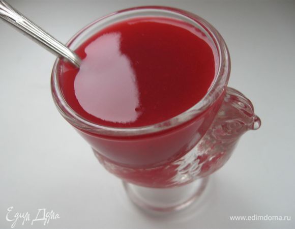 Процедить. Поставить на маленький огонь, добавить разведенный в холодной воде крахмал, промешать. Снять с огня, добавить мед, охладить.
