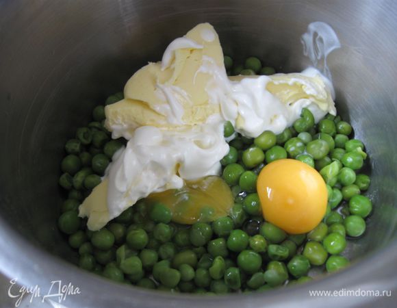 Горошек залить кипятком и проварить 30 минут в подсоленной воде. Воду слить, охладить. Добавить желтки, сметану, масло сливочное, лимонный сок, соль.