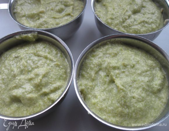 Разложить по  порционным формочкам, обмазанным сливочным маслом,  поставить на водяную баню на 30 мин. Формочки не должны быть заполнены до краев, т.к. масса будет подниматься, затем опустится.
