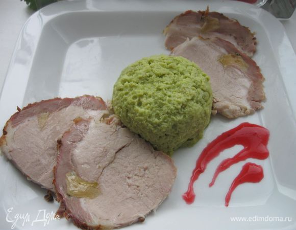 Суфле охладить. Выложить на тарелку, перевернув формочку. Запеченное охлажденное мясо нарезать тонкими ломтиками.  Украсить  блюдо  соусом. Соус  подать  отдельно. Приятного аппетита!

