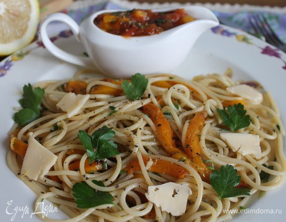 Помидор надрезать крестом. Перец разрезать пополам. Почистить чеснок. 