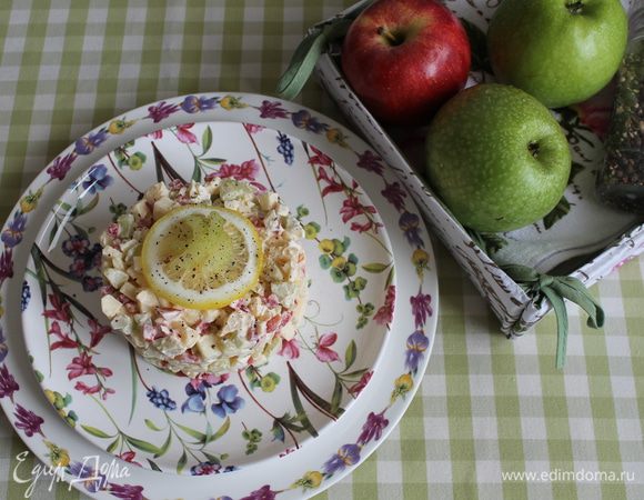 Яйца очищаем, из перца удаляем семена, сельдерей почистить овощным ножом. 