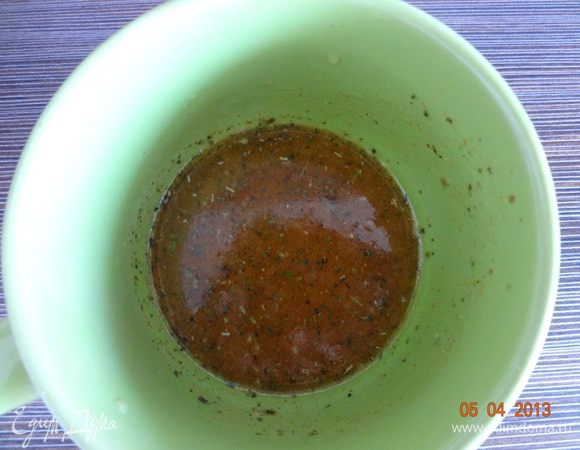 Сначала сделаем маринад для рыбы. Для этого смешаем паприку, прованские травы, соль, перец, добавим оливковое масло и свежевыжатый сок грейпфрута, вилкой хорошо смешаем смесь.