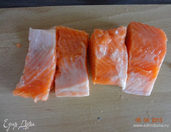 Стейк форели вымыть, высушить бумажным полотенцем, удалить крупные косточки, кожу, разрезать на четыре части.