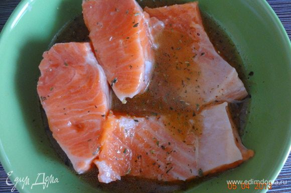 Выложить рыбу в глубокую миску, залить маринадом и поставить на 30-60 минут в прохладное место (можно в холодильник).