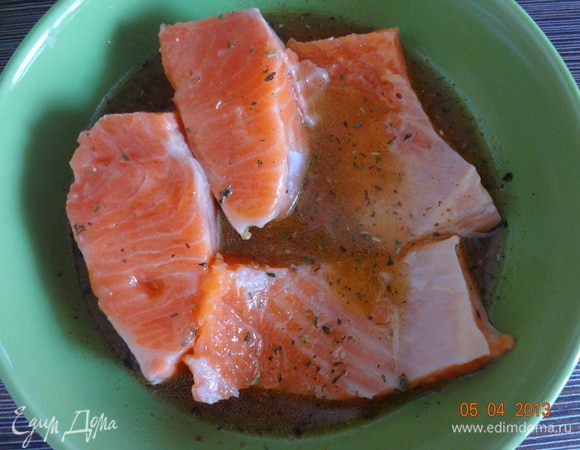 Выложить рыбу в глубокую миску, залить маринадом и поставить на 30-60 минут в прохладное место (можно в холодильник).