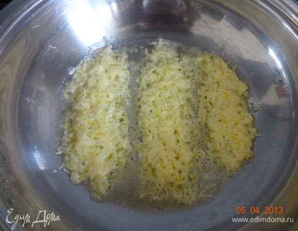 Разогреть в сковороде с широким дном сливочное масло, натертый сыр выкладывать полосочками на сковороду и дать чуть поджариться с одной стороны. Слой сыра должен быть достаточно толстым, чтобы можно было легко снять полоски.