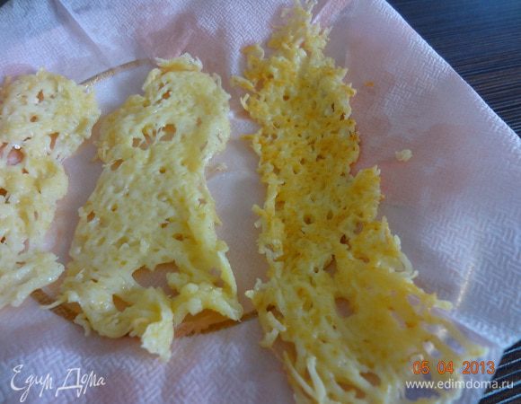 Тонкой лопаточкой аккуратно вынуть полоски сыра на бумажную салфетку, отложить в сторону для остывания и застывания сыра.