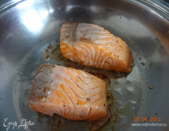 Теперь осталось обжарить кусочки форели на разогретой с оливковым маслом сковороде до красивой золотистой корочки.