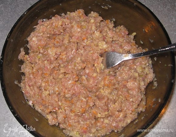 Готовый фарш посолить и поперчить. Добавить яйцо и муку, перемешать. Смешать фарш с промытым в холодной воде рисом. Все хорошо перемешать