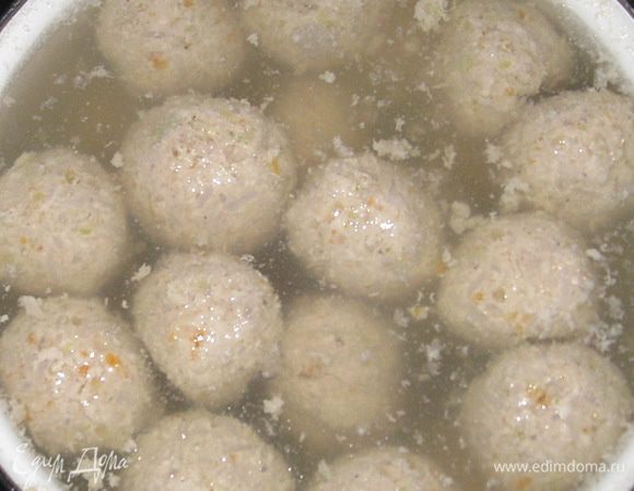 Из фарша формируем тефтельки и кидаем в кипящую воду. Варим 15-20 минут.