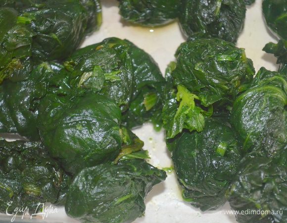 Первым делом надо разморозить шпинат и слить с него воду, отжать как следует