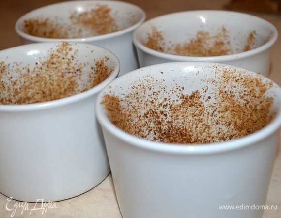 подготовить формочки: смазать маслом и присыпать сухарями