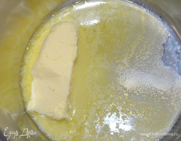 в ковшике растопить сливочное масло