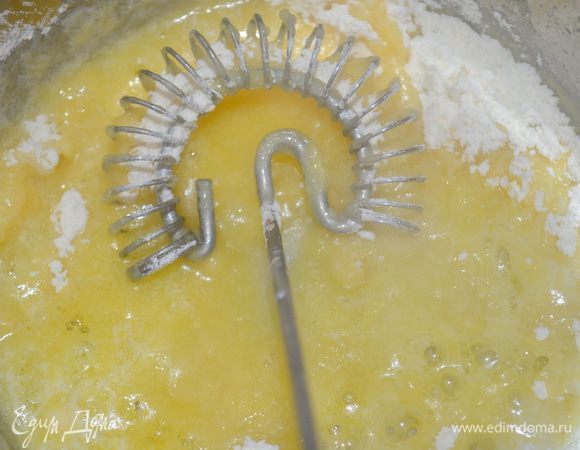 в масло кладем муку и размешиваем быстро-быстро венчиком, чтобы не было комков