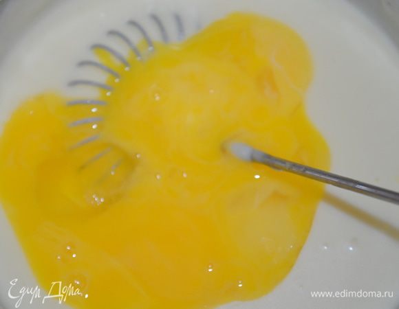 добавляем желтки, соль,перец и мускатный орех, все размешиваем 