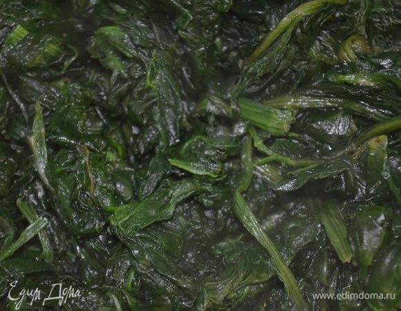 размороженный шпинат слегка припустить на сливочном масле