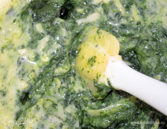 в желтково-молочную массу добавляем сыр и шпинат, все размешиваем