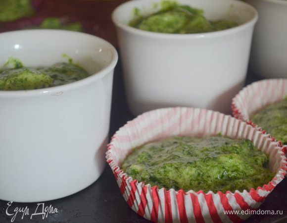 разложить по формочкам: я решила в этот раз еще сделать в силиконовых формочках и в бумажных (в рецепте из журнала были бумажны) - мне не очень понравилось, все таки в стеклянных формочках лучше всего! можно сделать суфле и в одной форме!