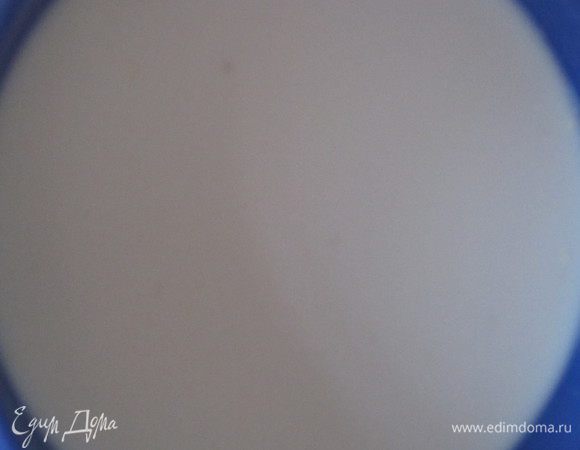 Дрожжи растворить в тёплом молоке.