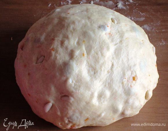 Соединить муку, сливочное масло,сахар,соль,яйца,ванилин, цедру апельсина, ввести дрожжи и энергично замесить тесто.