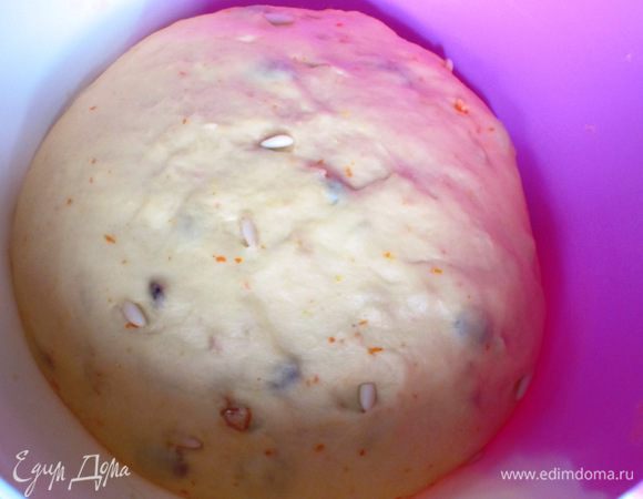 Когда тесто станет эластичным,добавить кедровые орешки,изюм и цукаты.Поместить тесто в миску ,смазанную маслом,накрыть кухонным полотенцем и поставить на расстойку в тёплое место(тесто должно увеличиться вдвое).