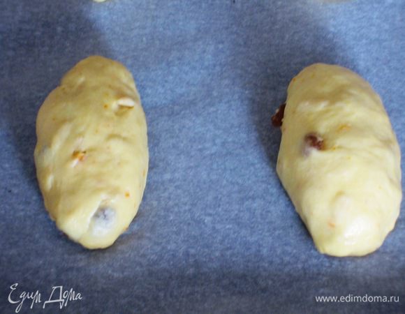 Сформировать продолговатые булочки(70 г каждая),выложить на противень с пергаментом и оставить ещё на 1-1.5 часа.