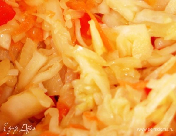 Капусту нашинковать. Лук и перец нарезать кубиками, морковь натереть на крупной терке. Все овощи посыпать солью и дать постоять около 1 часа.