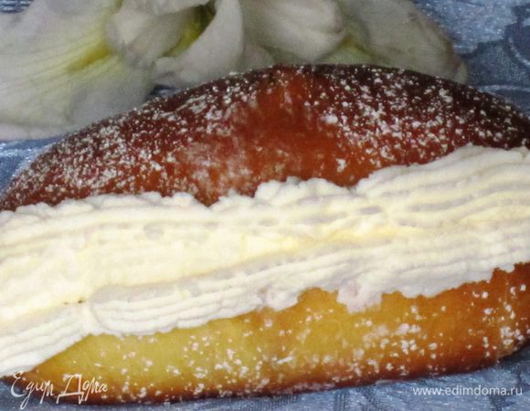 Сливки взбить с сахарной пудрой.Надрезать булочки и заполнить взбитыми сливками.