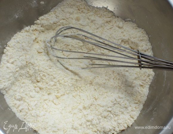 Просеять муку,добавить желток,сахар,соль,хорошо перемешать венчиком.