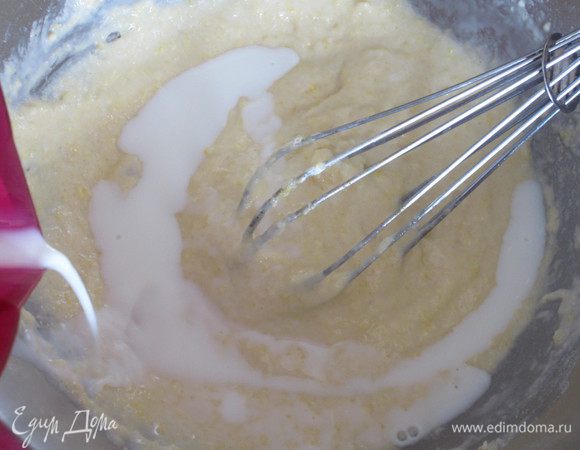 Продолжая взбивать, тонкой струйкой влить масло и молоко, до получения однородного теста.Поместить тесто в прохладное место на 1 час.