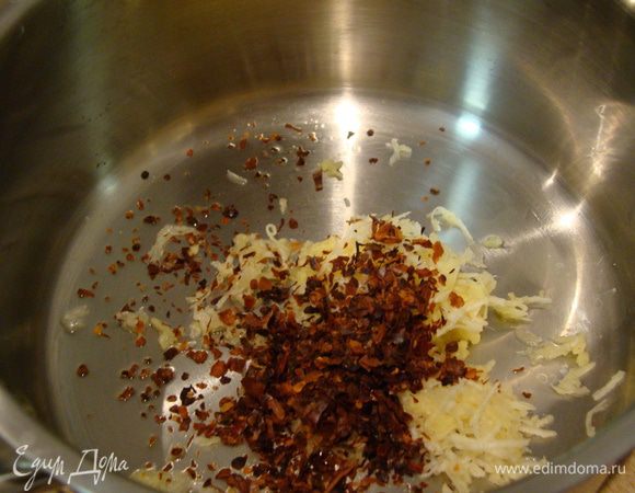 Натрем чеснок и имбирь, смешаем все сухие ингредиенты