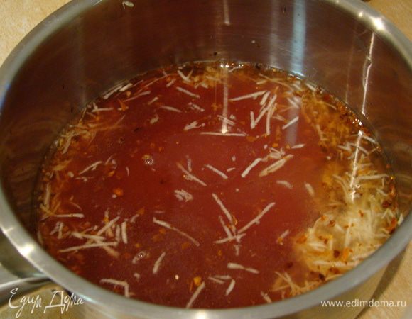 Зальем жидкими и поставим на огонь, доведем до закипания