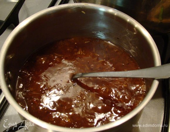 Смешаем отдельно крахмал с водой, вольем тонкой струйкой в ковш, перемешаем. Дать соусу покипеть минут 12-15. Остудить. Готово!