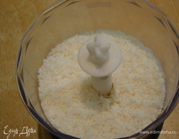 Если кокосовые хлопья вас не смущают - оставляем как есть. Моя сестричка не любит кокос (из-за "мочалистой" структуры), поэтому я измельчила ее блендером)))  