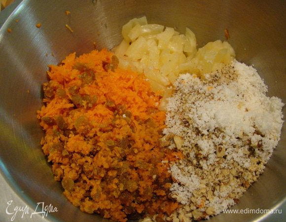 Собираем вместе морковь, порезанный на кусочки ананас, изюм, кокос, дробленые орехи