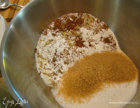 Отдельно смешиваем просеянную муку, сахар, соду, пек.порошок, специи