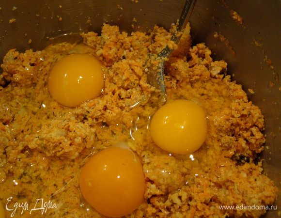 В морковную основу вбиваем яйца (надо 4, но у меня были маленького размера, поэтому 5), хорошо размешиваем
