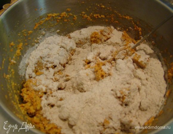 Добавляем муку, перемешиваем до однородности