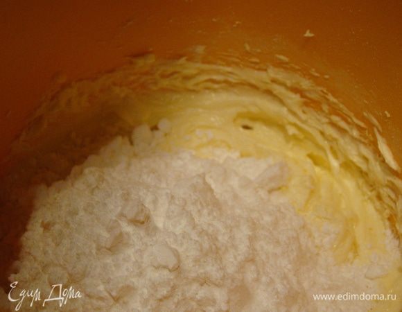 Мягкое масло, сыр и сахар взбиваем до пышного состояния, добавляем ароматизаторы по своему вкусу