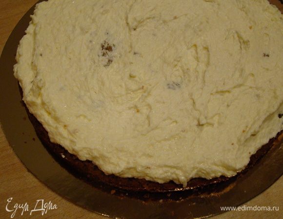 Когда коржи совершенно остынут - можно приступать к сборке торта. Оба коржа разрежем на 2