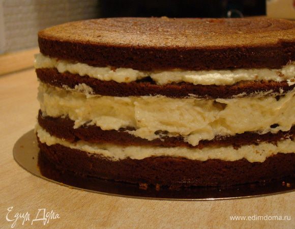 Верхний корж оставляем без крема. Поставим торт в холодильник на 3-4 часа (или ночь). Подготовим ореховый штрейзель: измельчить в блендере орехи с медом, переложить в вакуумный контейнер, убрать в холодильник/морозилку. Объясню, почему я так делаю: орехи очень жирные и быстро превращаются в пасту (что нам не нужно), а измельчить их надо в мелкую крошку. Так вот, если эту смесь заморозить - ее легко можно будет раскрошить руками 