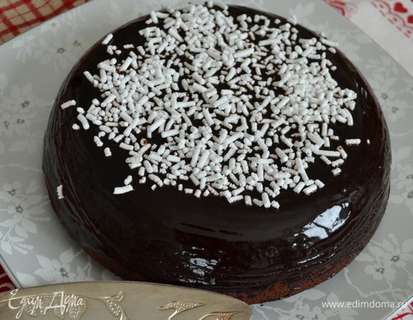 Можно полить шоколадной глазурью (1 ст. л. какао, 1 ст. л. сахарной пудры и совсем чуть-чуть воды), украсить разноцветными сахарными конфетти, просто покрыть сахарной пудрой или сделать рисунок из нее. Как вам подскажет ваша фантазия. Мы с дочкой при его оформлении еще ни разу не повторились ;))