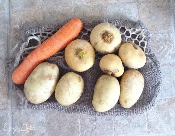 Хоть овощи у нас и выращены любовно в собственном саду, как следует их моем и высушиваем.Затем режем все одинаковыми кубиками.