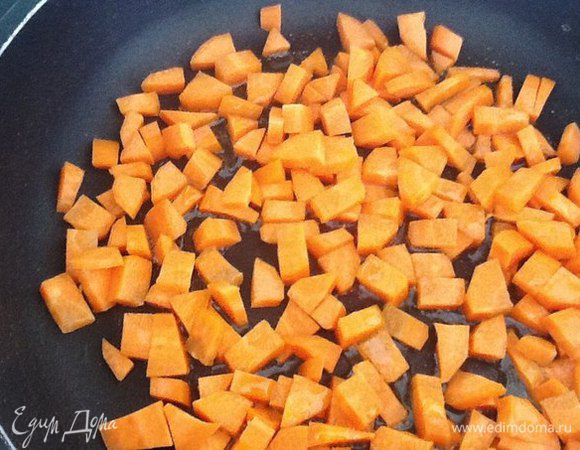 Режем кубиками морковь и выкладываем ее в сковороду