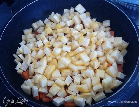 Режем репку также кубиками и добавляем их в сковороду к моркови