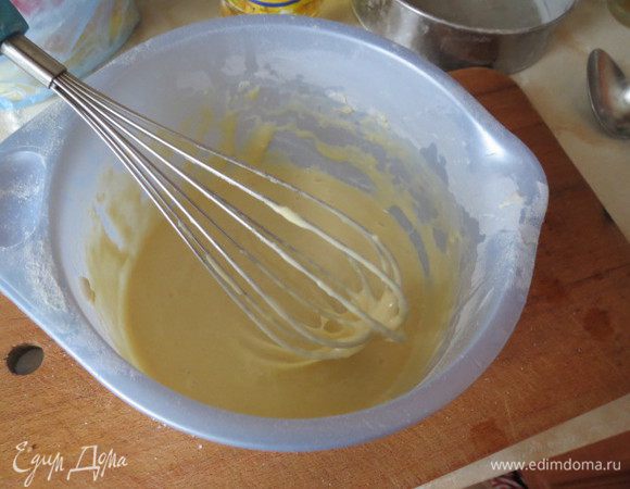Приготовить тесто:
яйца взбить с молоком, добавить смесь муки с разрыхлителем, раст. масло и соль. Тесто получается жидкое.