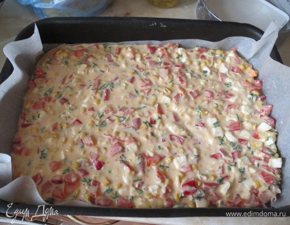 Прямоугольную форму застелить промасленной бумагой для выпечки и вылить в ней тесто. Разровнять лопаточкой.