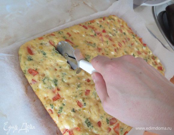 Вынуть из формы, дать немного остыть и нарезать.